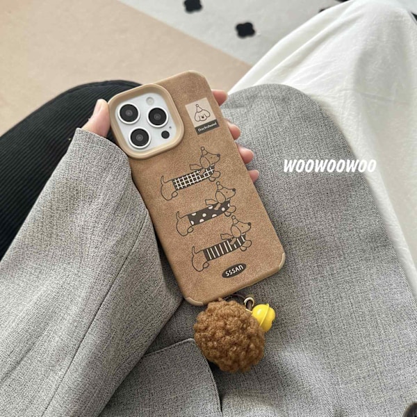Kotelo iPhone 14 Prolle, kolme mäyräkoiraa, ruskea turkispallo, kello, niche, syksy ja talvi, söpö riipus d