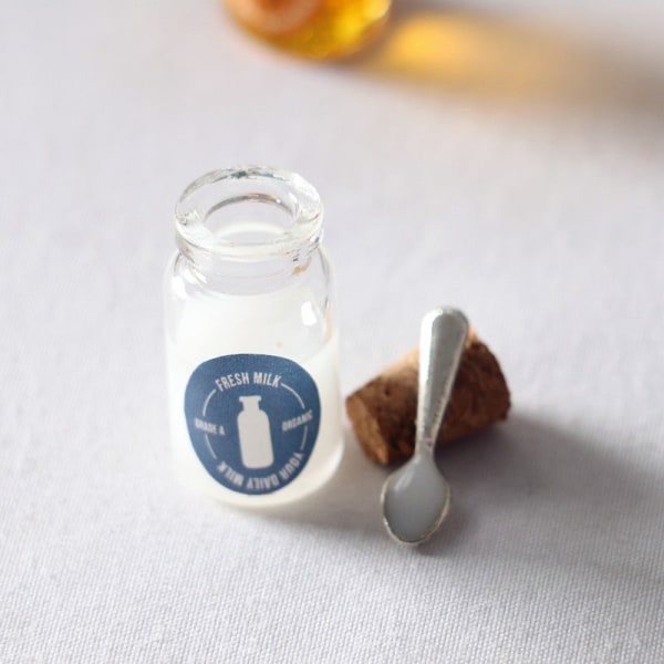 Miniatyrmøbler Leketøy Dukker Hus DIY Dekorasjon Tilbehør Mini Simulering Melk Honning Jordbærsyltetøy Milk sauce spoon