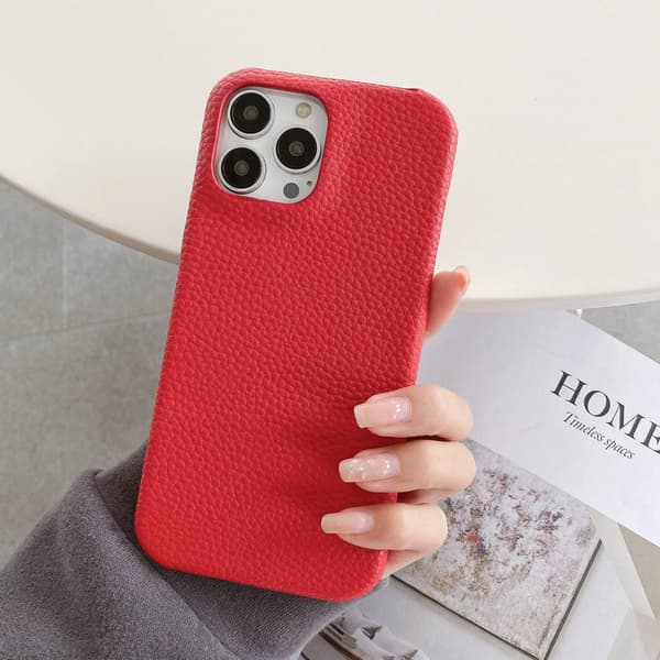 Etui til iPhone 15, lys rød lychee-tekstur, skinnfølelse