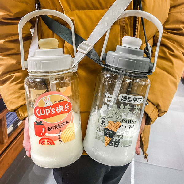 Vanndrikkeflaske for barn Søt for barn Utendørsbære med stor kapasitet Bærbar snorrem Crossbody Macha coffee-coffee color 1500ML