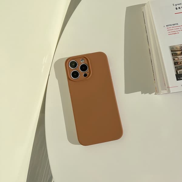 Etui til iPhone 17 Pro Karamell Flytende Silikon Ensfarget