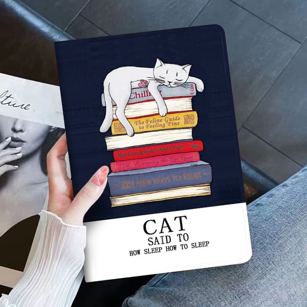 Stilfuldt etui til iPad 2025 11 11\" Book: Søvnig Kat Huds Vinterhi
