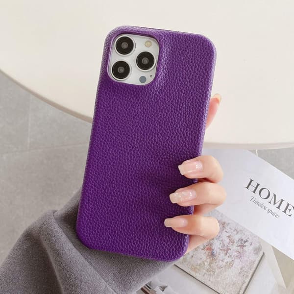 Fodral för iPhone 13 mörklila lychee-textur läderkänsla