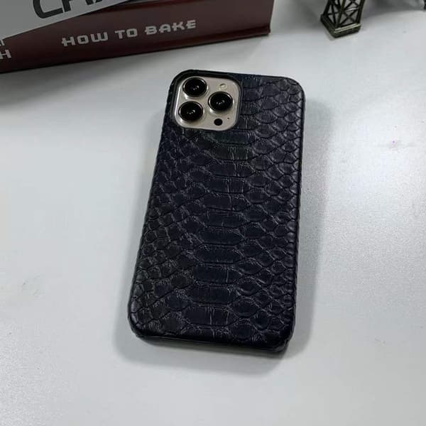 Kotelo iPhone 17:lle, musta käärmeennahka, puolipeittävä, matta