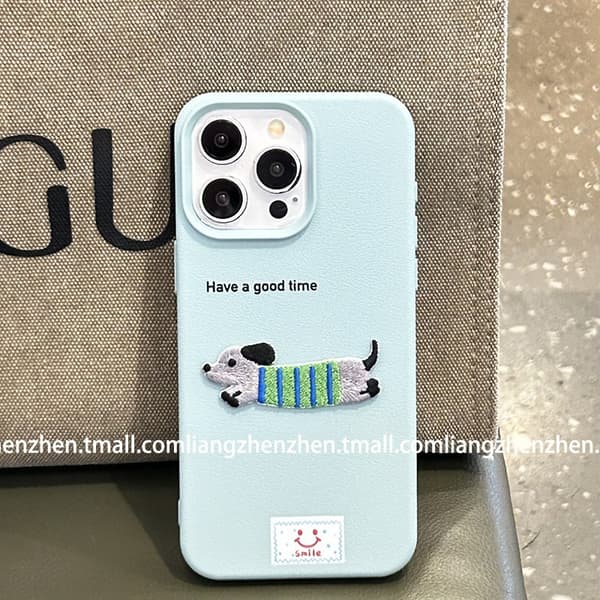 Etui til iPhone 15 Pro, blått brodert dachshund-skinnkort