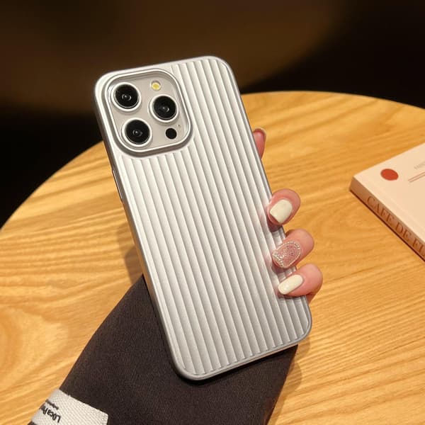 Deksel for iPhone 17pro solid sølv bølgete striper koffert hard semi-transparent matt
