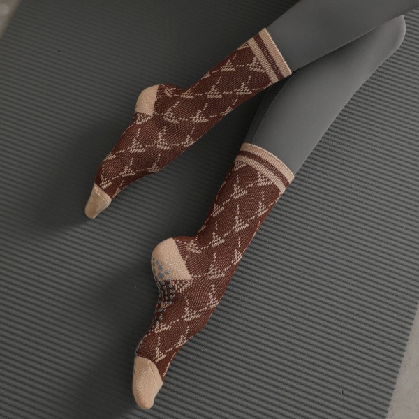 1 par halvkalv V-mönster höst och vinter dam silikon Halkfri Yoga Pilates bomullsstrumpor V-shaped coffee Average Size