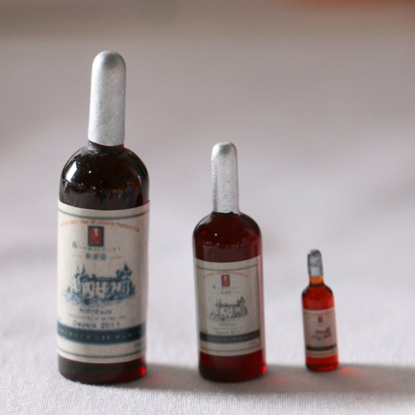 Miniature Møbler Legetøj Dukker Hus DIY Dekoration Tilbehør Mini vinflasken Wine Red 4.5x17.5mm