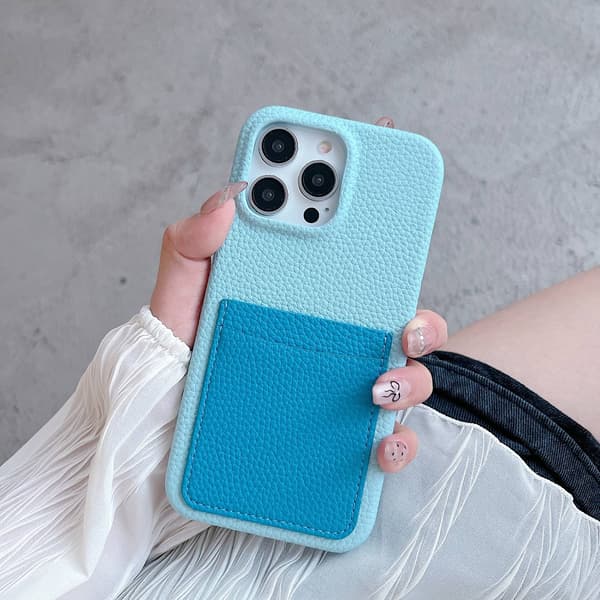 Etui for iPhone 15 lyseblå bunn mørk kortholder kontrasterende litchimønster tresidig solid
