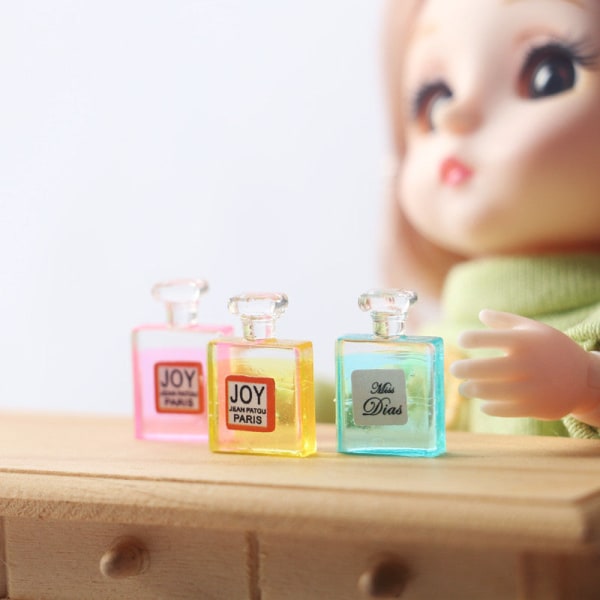 Miniature Møbler Legetøj Dukker Hus DIY Dekoration Tilbehør Mini 6 farver fransk parfumeflaske Perfume three Right