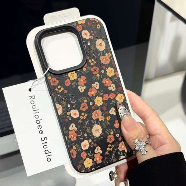 Etui til iPhone 16 Plus, små blomstergrene, lychee-mønster, smart sort klar læder medium