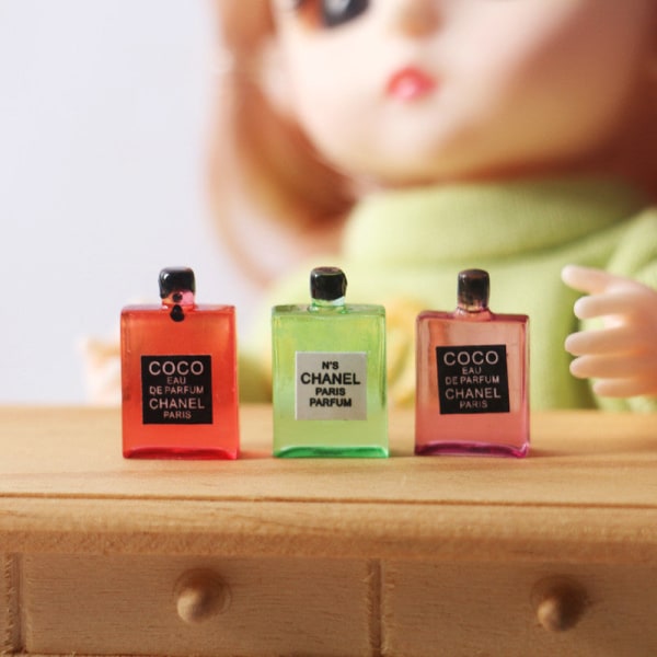 Miniature Møbler Legetøj Dukker Hus DIY Dekoration Tilbehør Mini 6 farver fransk parfumeflaske Perfume three Right