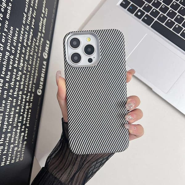 Fodral för iPhone15pro Silvergrå kolfibertextur magnetiskt läder anti-fall