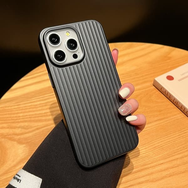 Etui til iPhone 17pro solid svart bølgete striper koffert hardt semi-transparent matt