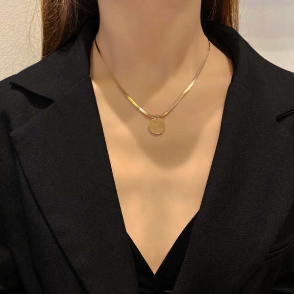 Kvinnor Halsband Kedja Choker Hänge Smycken Flickor Present 18K Guld Mode Titan Stål runt Märke Gold