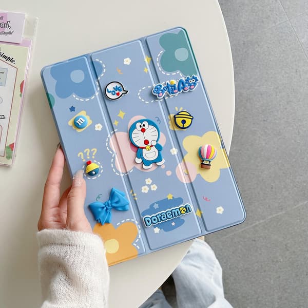 Stilfuldt etui til iPad Pro13 2024 12.9\" Lyseblå Doraemon