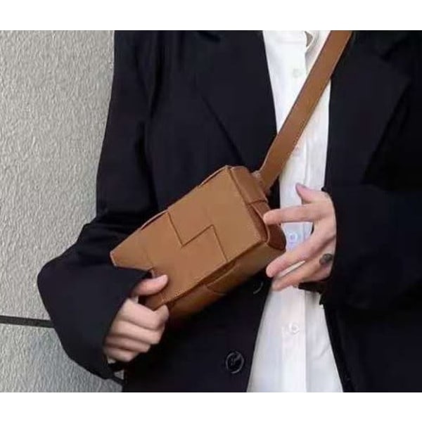 Kvinnor Läderhandväska Kassett Midjeväska Vävd Mode Messenger Bag Bröstväska Dammode Ins Caramel