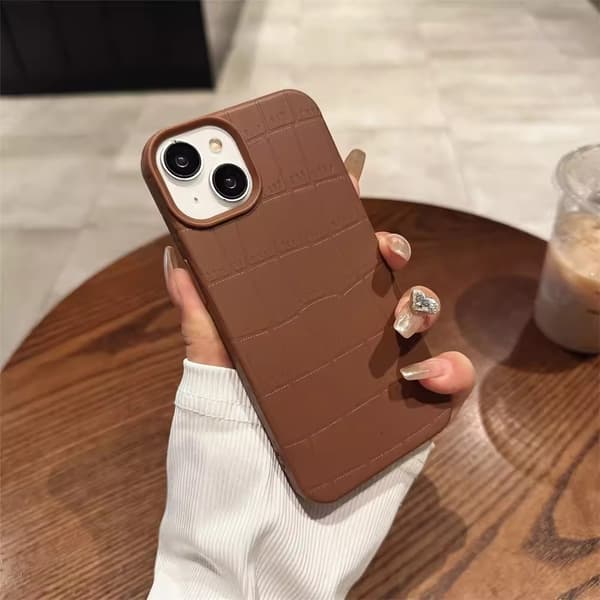 Fodral för iPhone16PLUS brunt enkelt solid imitation läderkorn frostat fullt