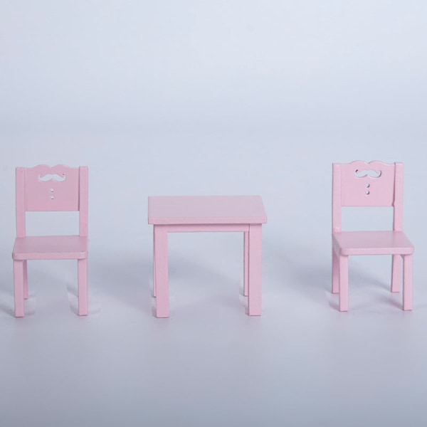 Miniatyrmøbler Leketøy Dukkehus Gjør-det-selv-dekorasjon Tilbehør Mini barnebord og stoler Pink
