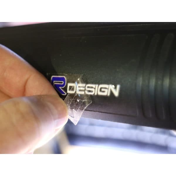 Emblem R-Design 1x5cm R blå + DESIGN hvide bogstaver 2-pak til Volvo