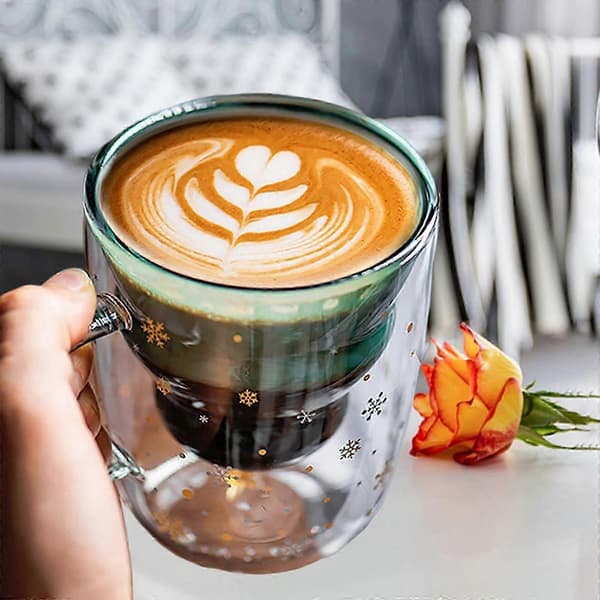 Festlige juletrekrus for kaffe og varme drikker