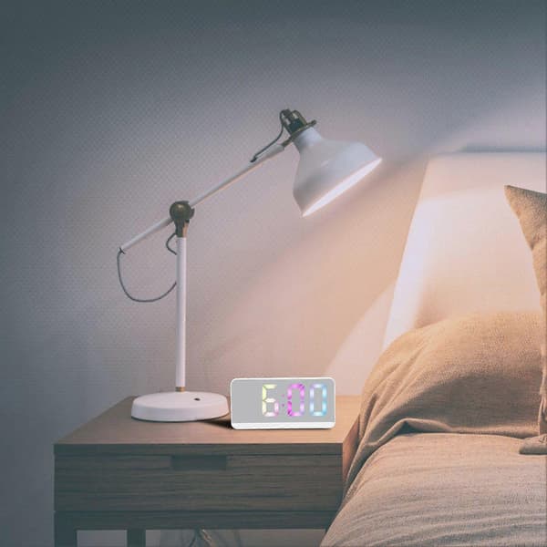 Vit digital väckarklocka med LED-spegelskärm, modern elektronisk storbildsklocka för hem, sovrum, kontor