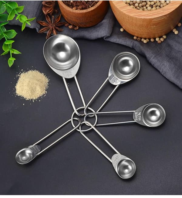 Måleskeer i rustfrit stål, 5 dele - 1/8 tsk, 1/4 tsk, 1/2 tsk, 1 tsk og 1 spsk til måling af tørre og flydende ingredienser