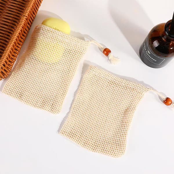 Sett med 4 beige såpeposer i bomull og netting, 14 x 9 cm, med bæreveske