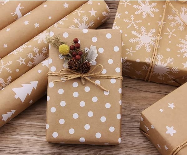 Rulle Födelsedagspresentpapper, 43cm x 15M Kraftpapper Tryckt med Vita Prickar Återvinningsbart Presentpapper