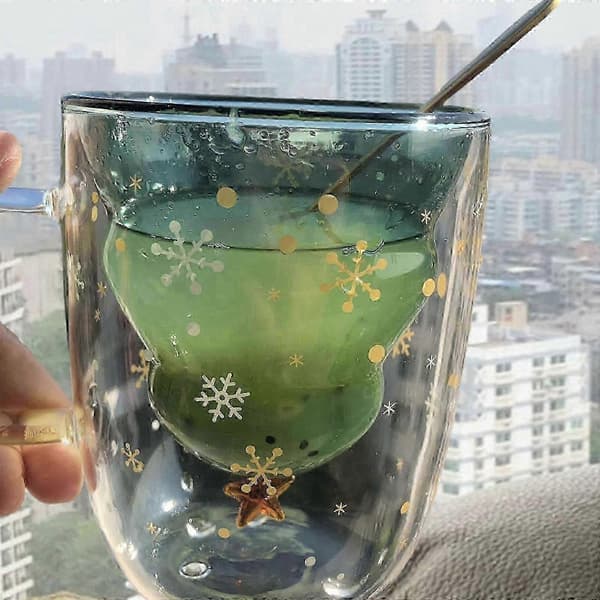 Festlige juletrekrus for kaffe og varme drikker