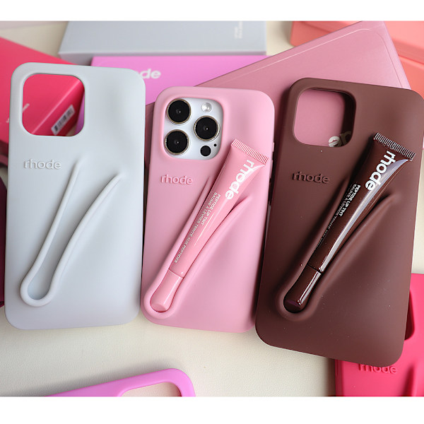 Rhode 2-i-1 Silikoneetui med Lipgloss Holder til iPhone i 9 Farver, Salty Tan salty tan iphone16Pro