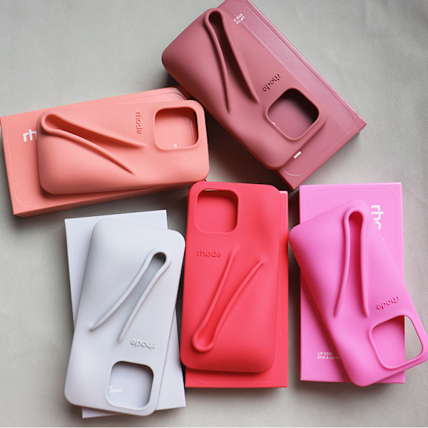 iPhone Silikone Cover med Lipgloss Holder - Rhode 2-i-1, Beskyttende Cover i 9 Farver salty tan iphone15