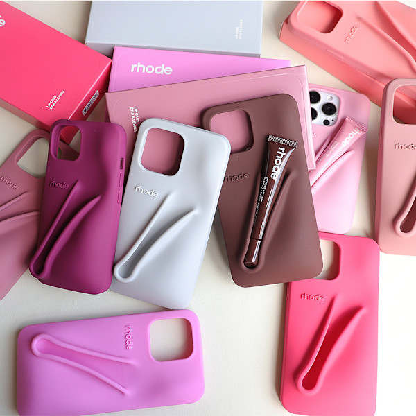 Rhode 2-i-1 Silikoneetui med Lipgloss Holder til iPhone i 9 Farver, Salty Tan salty tan iphone16Pro