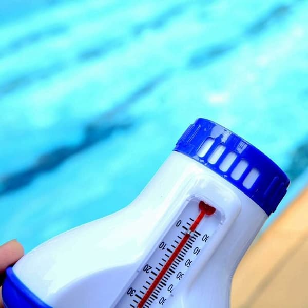 Klor tablet flyder med termometer til poolrengøring