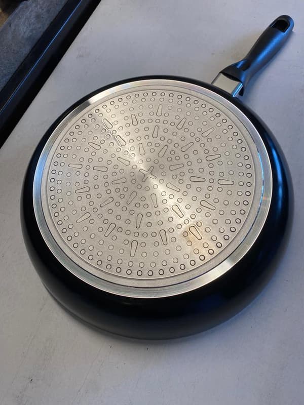 Stylish frying pan 28 cm with ceramic coating, suitable for induction Black Svart