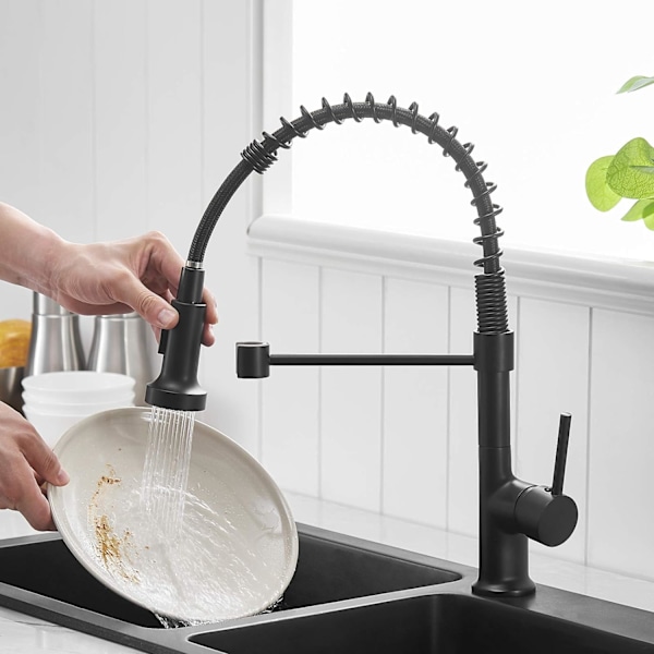 Svart kökskran med duschfunktion, 360° roterbar, enhandsfatblandare