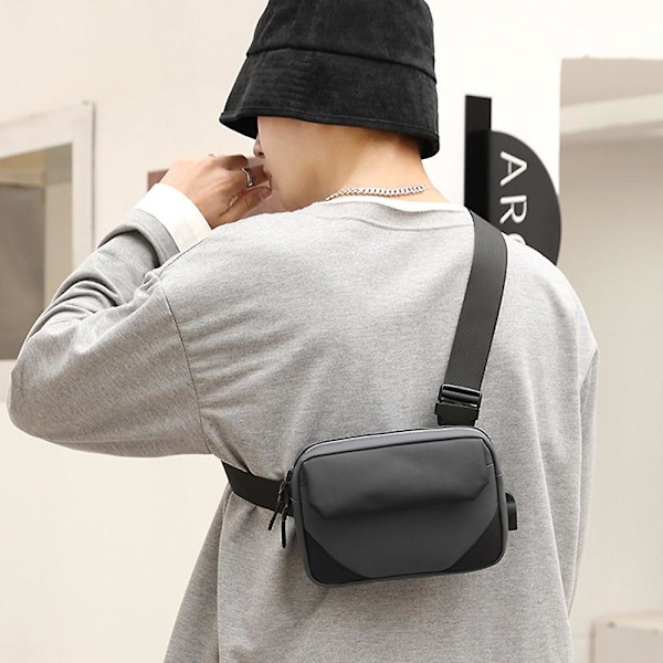 Ny trendig crossbody-väska för män i Oxford-tyg med enfärgad design.
