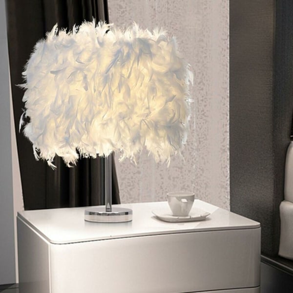 Moderne nattbordslampe med hvit fjær, stilig design for soverom og stue