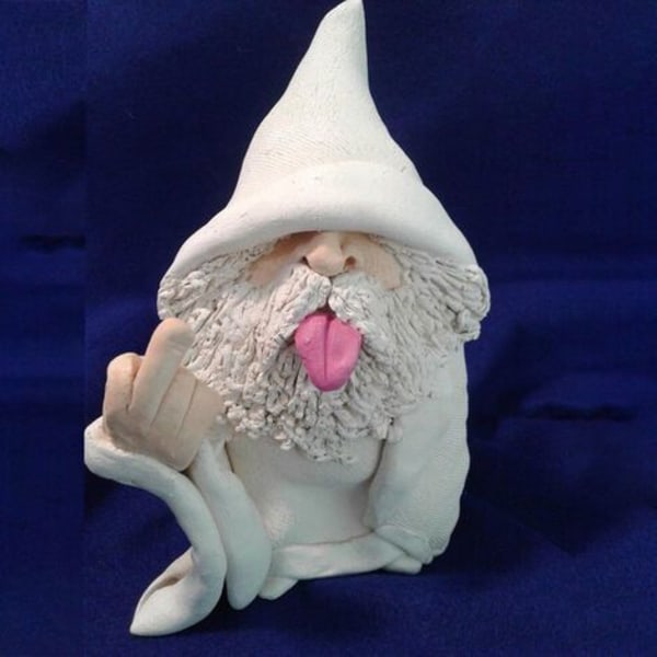 Garden Gnome Rocker -huumori keskisormella - Hauska tonttujen patsas ulkopuutarhassa hartsissa sisä- tai ulkokoristeissa