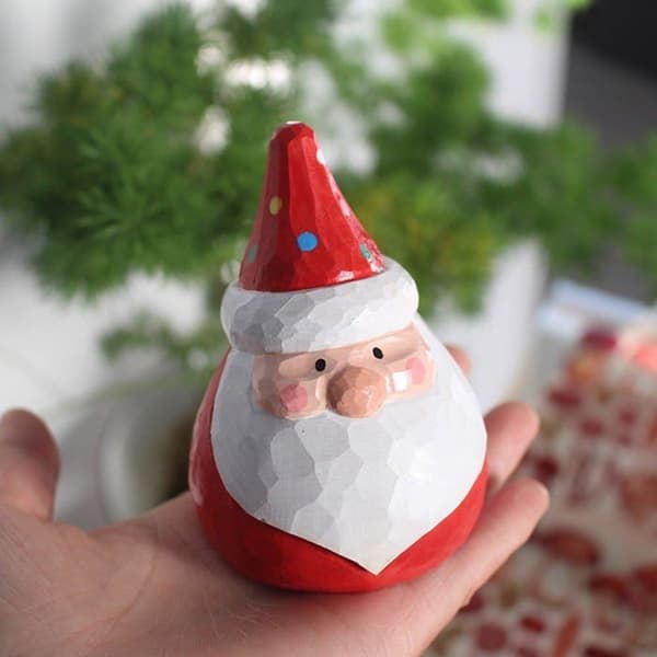 Julepynt i træ til skrivebordet, stående julemandsfigur i træ, pejsedekoration, julemand