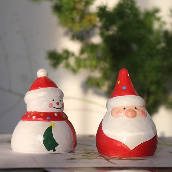 Julepynt i træ til skrivebordet, stående julemandsfigur i træ, pejsedekoration, julemand