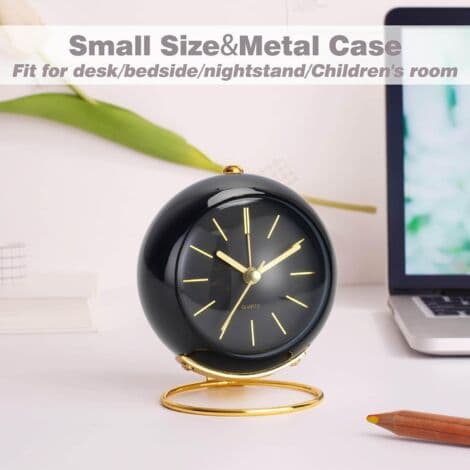 Analog Vækkeur - Klassisk og Elegant Design - Sort/Guld - Til Natbord eller Skrivebord