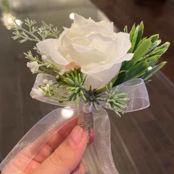2-pack, vit ros handledsblomma och herr corsage set, corsage och handledsblomma armband ros bröllopsblommor accessoarer