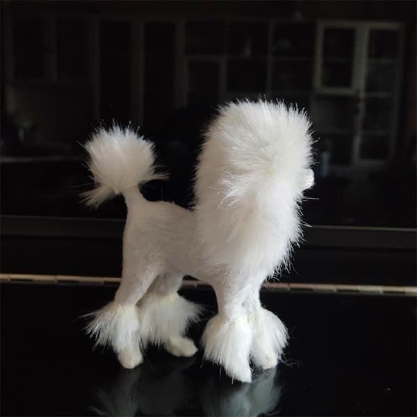 Rosa pudelfigur, simulerad hund, plyschleksaker, presenthantverk, vit White