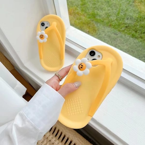 Kawaii Mobilskal Passar iPhone 14, Sött Tecknat Gula Tofflor Mobilskal med Blomma Flip Flops Mobilskal 3D Skal