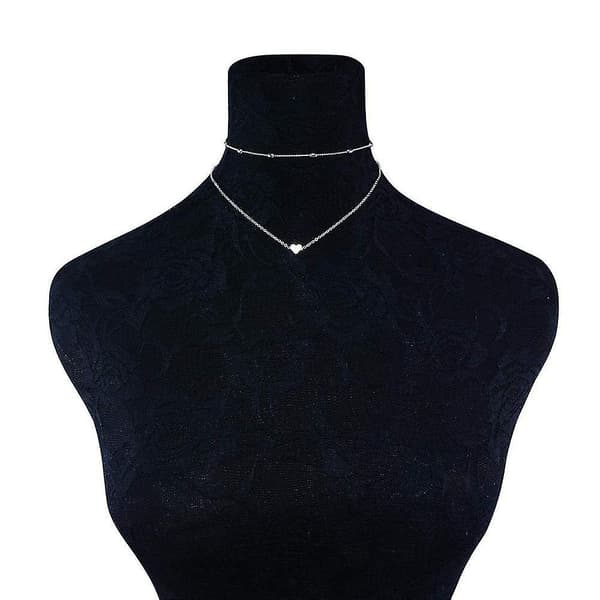 Halsband med hjärta, silverfärgade pärlor