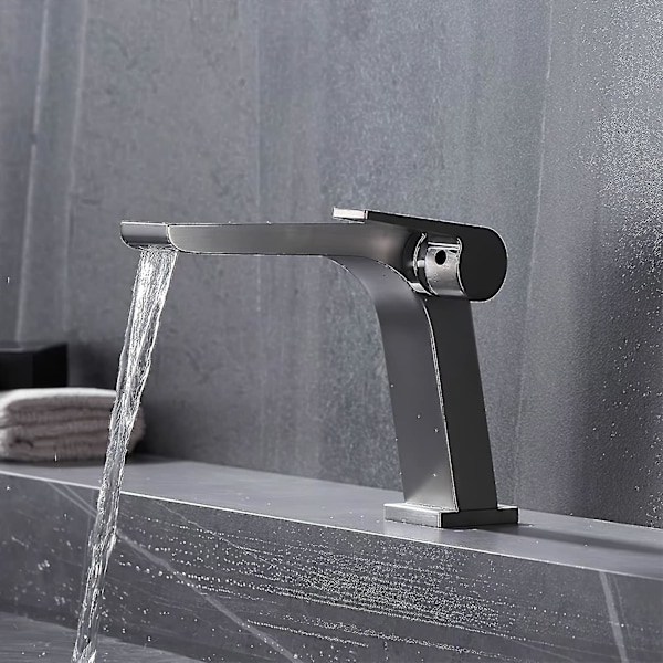 Badrumsblandare modern grå elegant minimalistisk design
