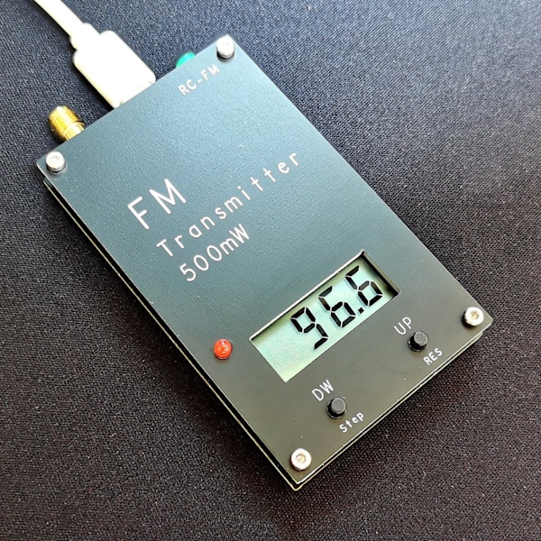 500mW FM-lähetin LCD-näytöllä 2000M 500mW 88-108MHz FM-stereolähetin USB Type C -portilla