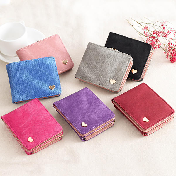 En lille pink pung med hjerteformet ornament, 9,5 cm × 11,5 cm ×
