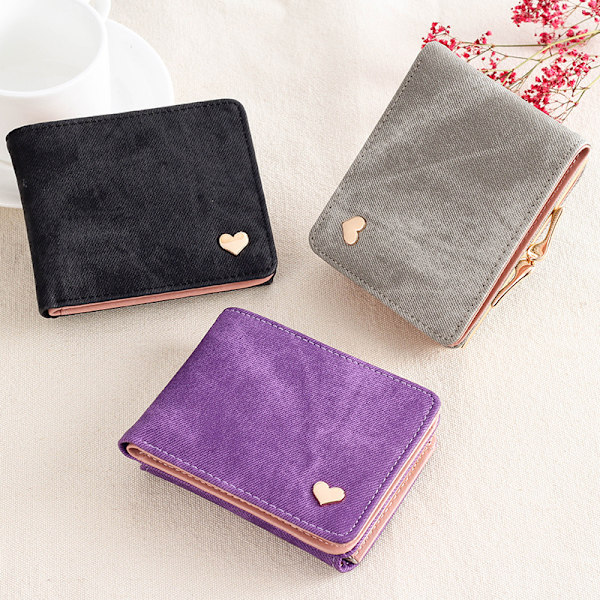En liten rosa lommebok med hjerteformet ornament, 9,5 cm × 11,5 cm ×